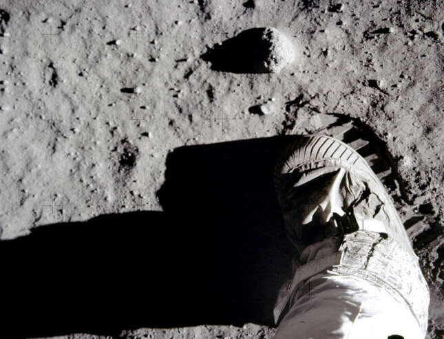 Imagen para el artículo titulado Cómo una broma se convirtió en la mayor y más absurda teoría de la conspiración: la llegada a la Luna fue mentira