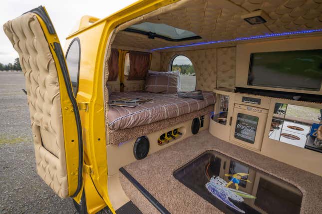 Image for article titled 2021 Staff Pick: This 1977 Dodge Tradesman Sex Van Is The Greatest Vehicle For Sale On The Internet Right Now