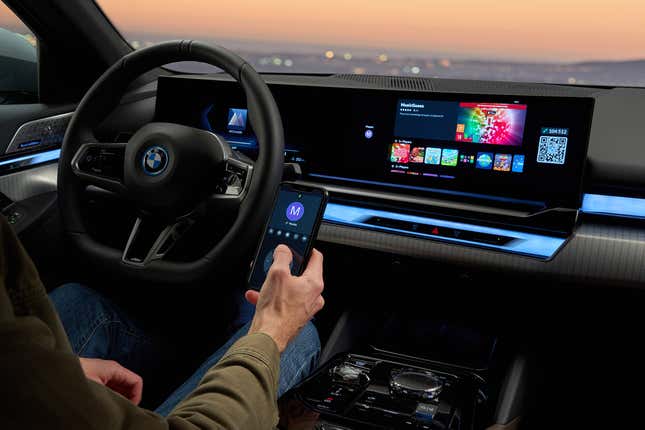 Bir yolcu, AirConsole aracılığıyla 2024 BMW 5 Serisi ekranında bir video oyunu seçiyor.