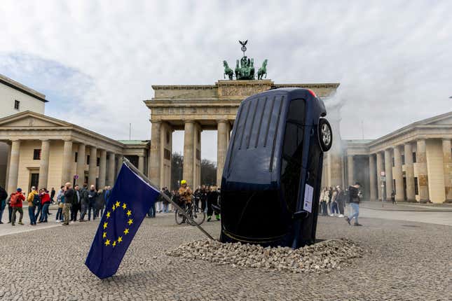 A Greenpeace protest at the Brandenburg Gate took aim at German attempts to water down EU climate legislation. 
