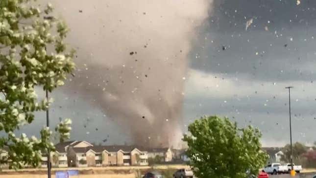 Imagen para el artículo titulado Un dron captura la devastadora destrucción que desata a su paso un tornado en Kansas