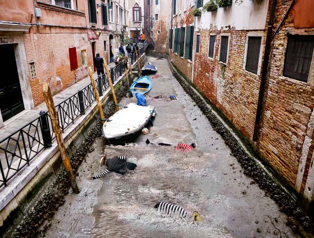 Image for article titled Gondoliers Gasp, Flop Uncontrollably After Venice Canals Drained From Drought