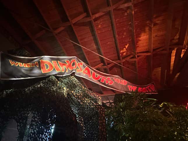 Image for article titled Behold The Throne of Photo Ops at the Jurassic Park SDCC Experience