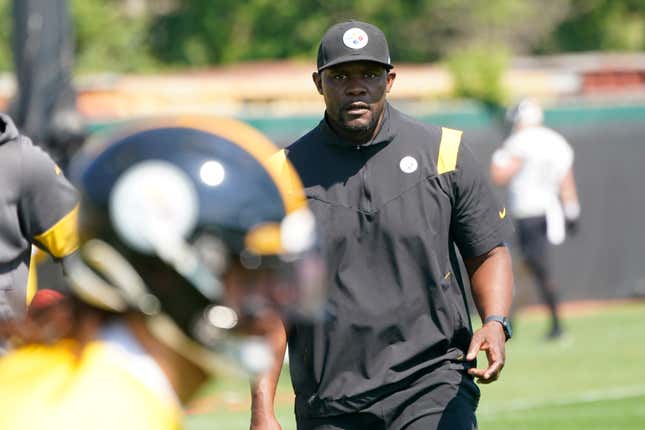 Pittsburgh Steelers senior defensive assistant Brian Flores, right, watches as the team goes through drills during an NFL football practice, Tuesday, May 31, 2022, in Pittsburgh.