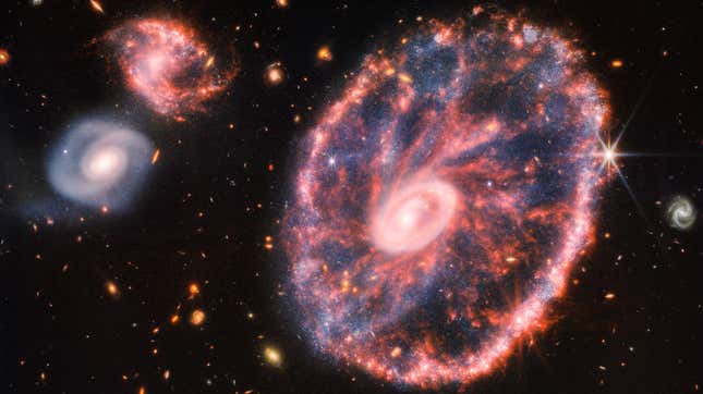 La galaxia Rueda de Carro tiene un pequeño anillo interior y otro anillo exterior más grande que se ha estado expandiendo durante más de 440 millones de años.