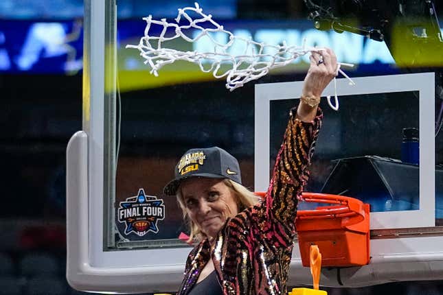 Kim Mulkey has agreed to a new 10-year contract worth about $32 million that will make her the highest-paid coach in women’s college basketball