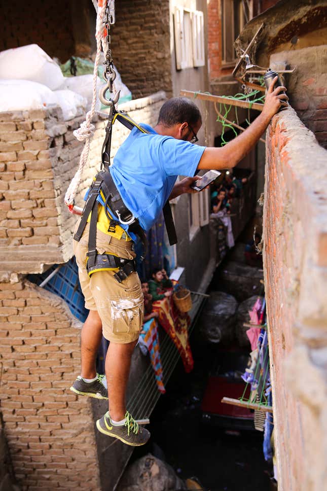 Image for article titled This incredible 50-building-wide street art honors Cairo’s trash pickers