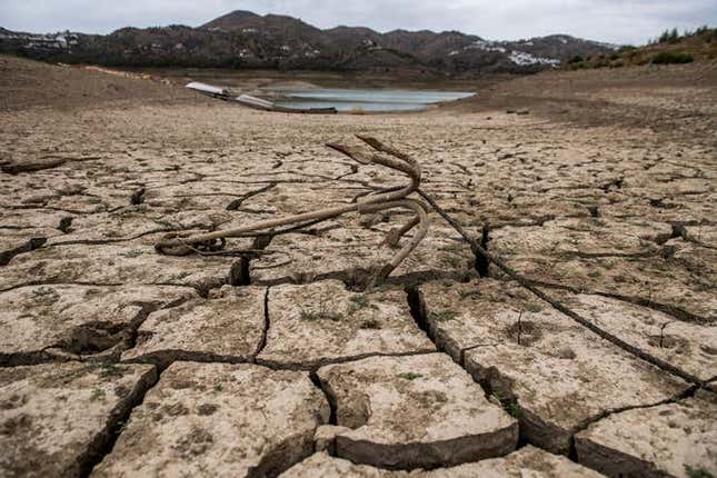 Un ancla queda al descubierto en el suelo de La Viñuela.