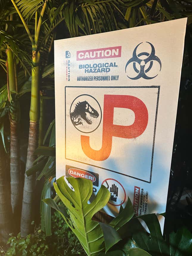 Image for article titled Behold The Throne of Photo Ops at the Jurassic Park SDCC Experience