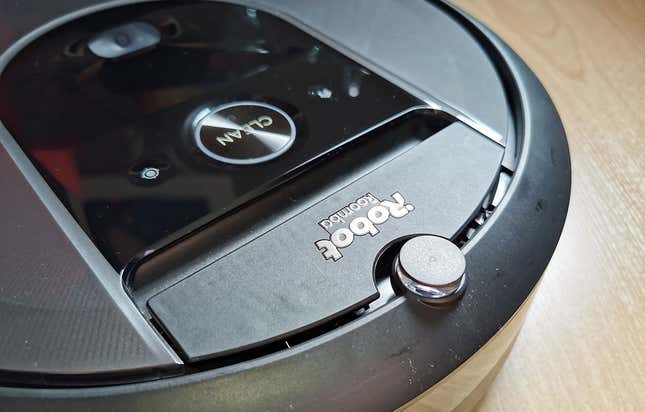 Imagen para el artículo titulado Esto es lo que pasa cuando alguien que odia los robots aspiradores prueba la Roomba más avanzada del mercado