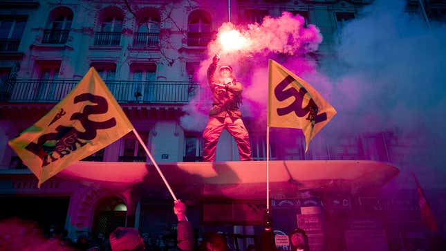 Gambar untuk artikel berjudul Report: French Protests Hanya Bisa Berarti Sesuatu Yang Gila Terjadi Dengan Cara M&M Dipasarkan Di Sana