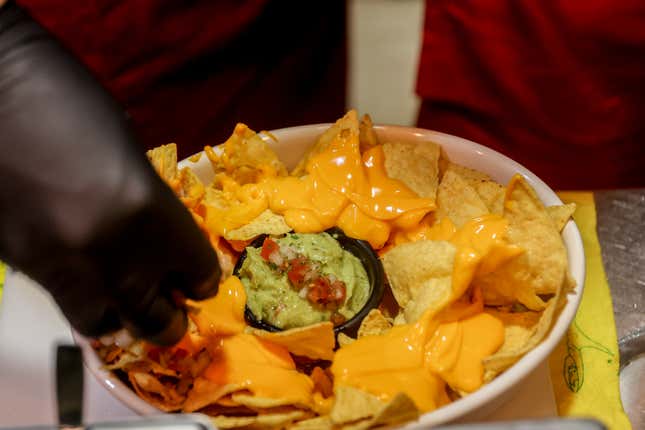 Image for article titled The 10 best foods to bring to a Super Bowl party (plus a dessert)
