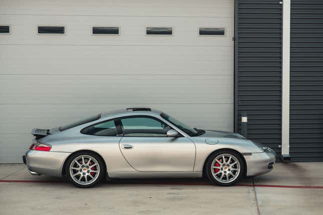 Image for article titled The Porsche 996 is a Good Looking Car and it Has Done Nothing to Deserve Your Hate