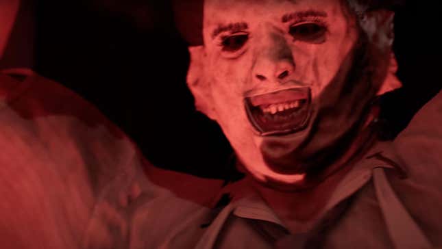 Leatherface grinst ein Opfer im Spiel „The Texas Chain Saw Massacre“ an.