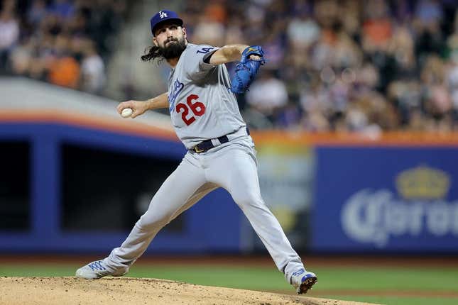 15. Juli 2023;  New York City, New York, USA;  Los Angeles Dodgers Starting Pitcher Tony Gonsolin (26) wirft im zweiten Inning im Citi Field gegen die New York Mets.