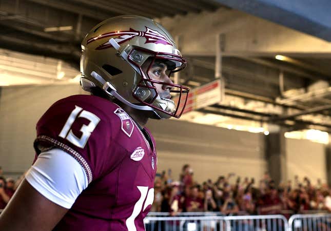 3. September 2023;  Orlando, Florida, USA;  Jordan Travis (13), Quarterback der Florida State Seminoles, betritt das Feld vor dem Spiel gegen die LSU Tigers im Camping World Stadium.