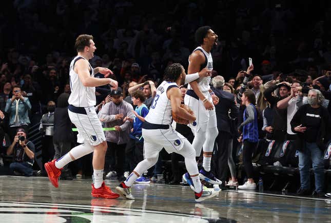 Spencer Dinwiddie takes down former team, Nets, with buzzer beater Wednesday night.