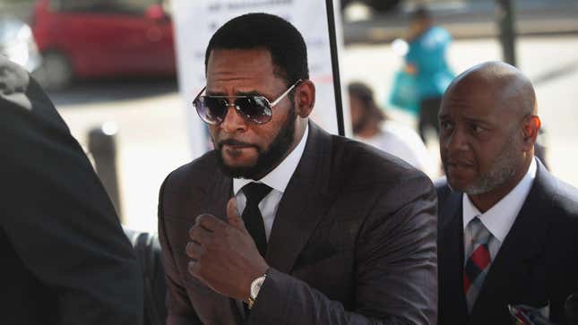 R. Kelly (C) arrives at the Leighton Criminal Courts Building for a hearing on June 26, 2019 in Chicago, Illinois.