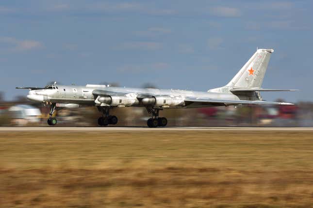 Strategischer Bomber Tu-95MS der russischen Luftwaffe bei der Landung in Schukowski, Russland.