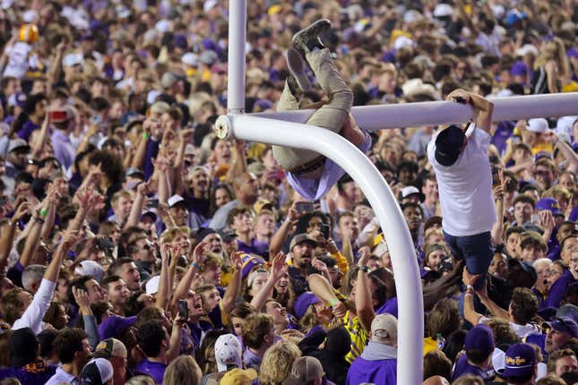 Image for article titled LSU put up quite the deterrent to make sure the Tennessee goal post saga wouldn’t happen in Baton Rouge