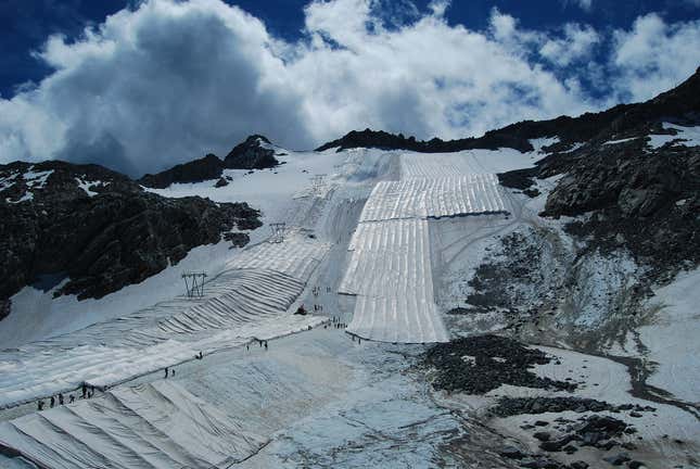 Imagen para el artículo titulado Italia cubre un glaciar con una tela gigante reflectante para luchar contra el derretimiento
