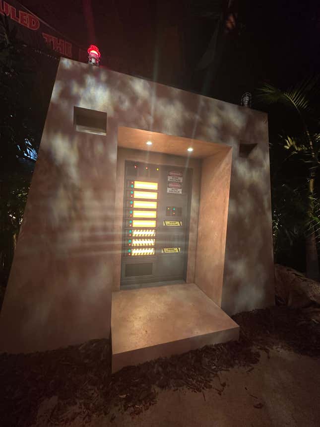 Image for article titled Behold The Throne of Photo Ops at the Jurassic Park SDCC Experience