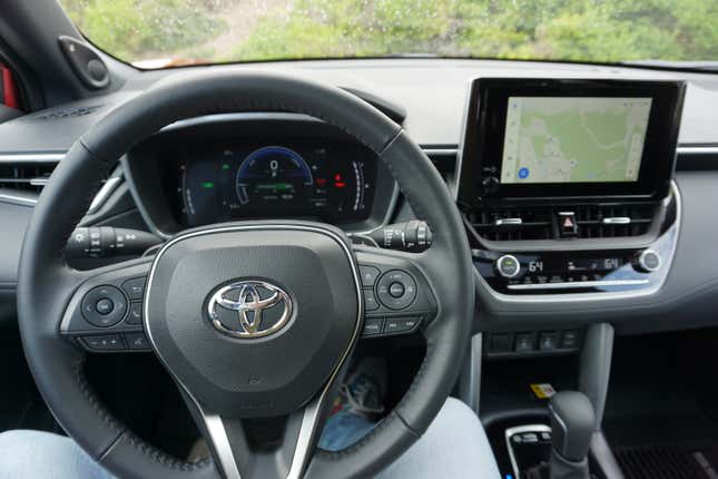 Un Toyota Corolla Cross Hybrid 2023 rojo.