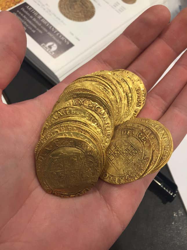 Imagen para el artículo titulado Una pareja encuentra un tesoro de monedas de oro mientras reformaba su casa