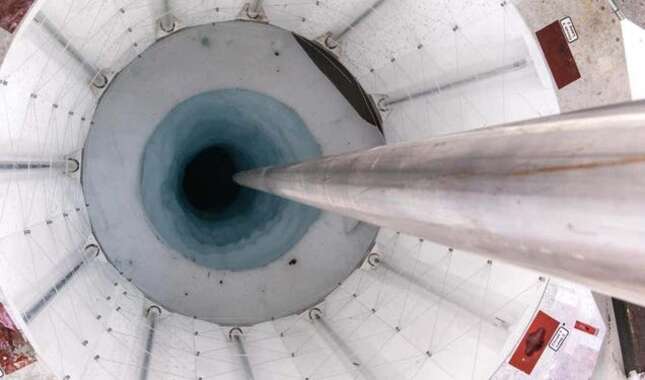 Un taladro de agua caliente del proyecto SALSA en el lago Mercer, similar al que se usó para perforar el lago Whillans