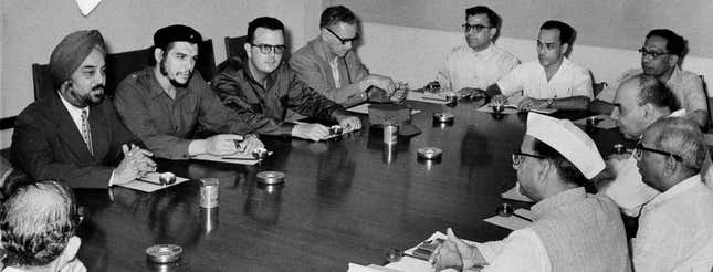 In this 1959 photograph, Che Guevara of Cuba is seen in talks with members of India’s planning commission