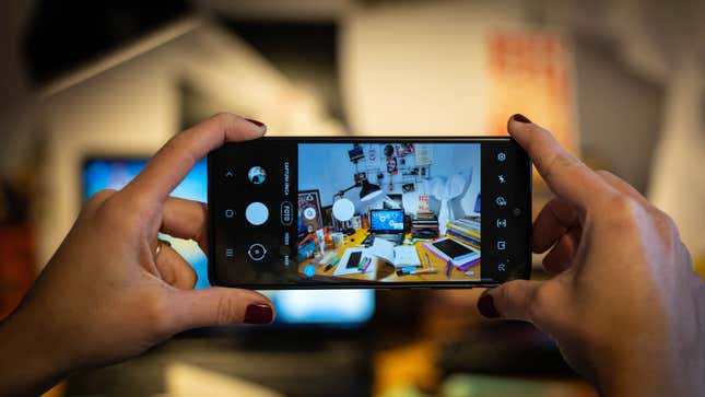 Imagen para el artículo titulado Samsung Galaxy S20 FE: el rendimiento de un gama alta a un precio "asequible"