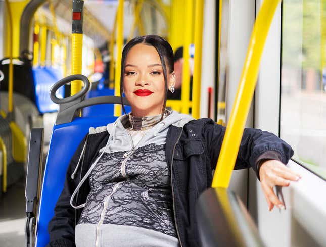 Image for article titled Rihanna Loves Using Pregnancy As Excuse To Take Good Seats On Bus