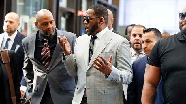 R. Kelly, center, arrives at the Leighton Criminal Courthouse on June 06, 2019 in Chicago, Illinois.
