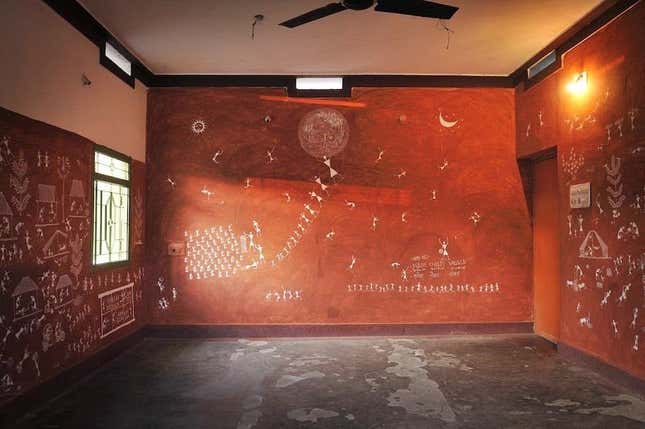 Image for article titled Japanese artists create stunning mud paintings on this Indian school’s walls—then wipe them off