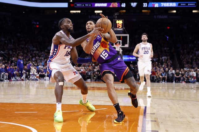 Mar 25, 2023; Phoenix, Arizona, USA; Phoenix Suns guard Cameron Payne (15) drives to the basket against Philadelphia 76ers guard Shake Milton (18) during the first half at Footprint Center.