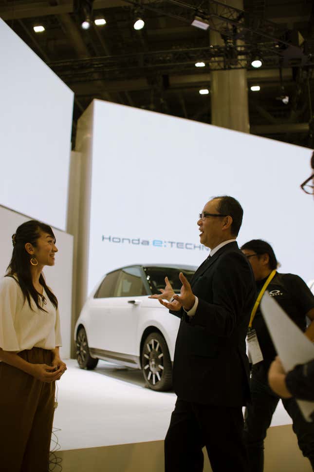 Kohei speaking with another reporter. Photo: Raphael Orlove/Jalopnik