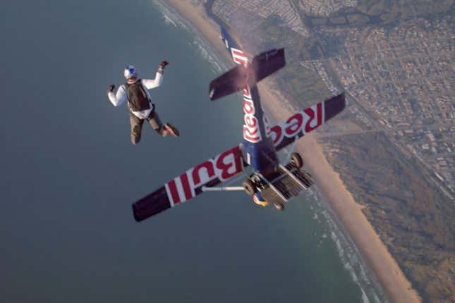 Imagen para el artículo titulado Estos dos pilotos intentarán intercambiar sus aviones en el aire