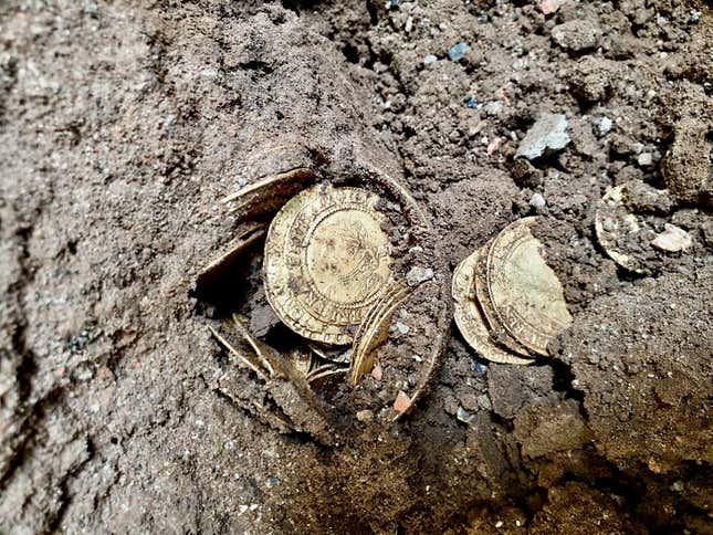 Imagen para el artículo titulado Una pareja encuentra un tesoro de monedas de oro mientras reformaba su casa