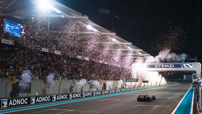 Ein Foto eines Red Bull F1-Autos, das in Abu Dhabi siegt