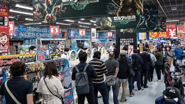 People waiting in line to buy Tears of the Kingdom at a Japanese electronics store.