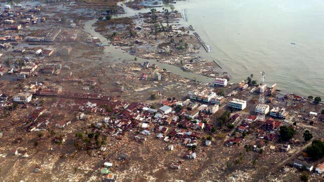 Resultado del tsunami que golpeó indonesia en 2004.