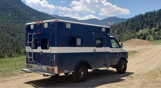 Image for article titled This Off-Road Chevrolet G30 Ambulance RV Conversion Has A Delightful Surprise