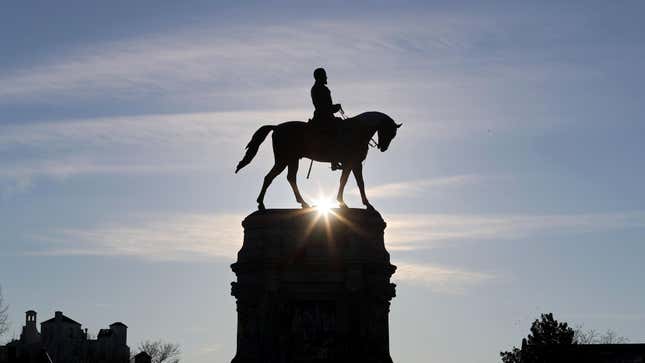 The sun rises behind the Robert E. Lee statue, where streets are closed ahead of expected protests in Richmond, Virginia on January 17, 2021. - Security officials have warned that armed pro-Trump extremists, possibly carrying explosives, pose a threat to Washington as well as state capitals over the coming week. 