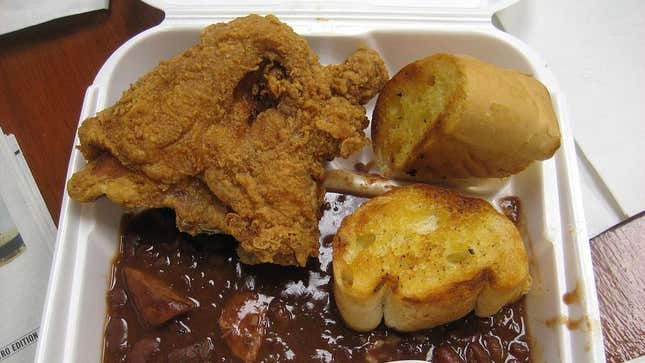 Fried chicken with red beans and bread 