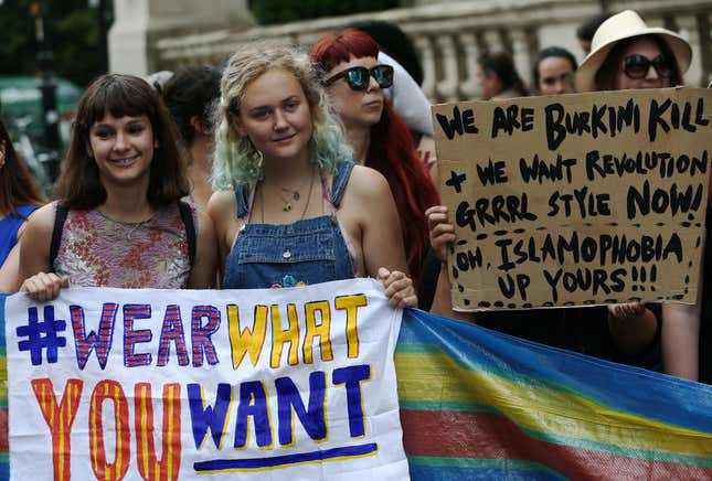 Protesters demonstrate against France's ban of the burkini, outside the French Embassy in London, Britain August 25, 2016. REUTERS/Neil Hall - RTX2N0KB