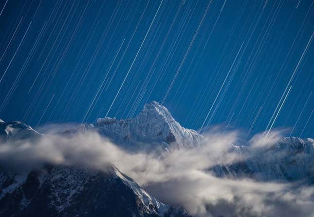Imagen para el artículo titulado Una increíble imagen del cometa Leonard se lleva el prestigioso concurso Astronomy Photographer of the Year