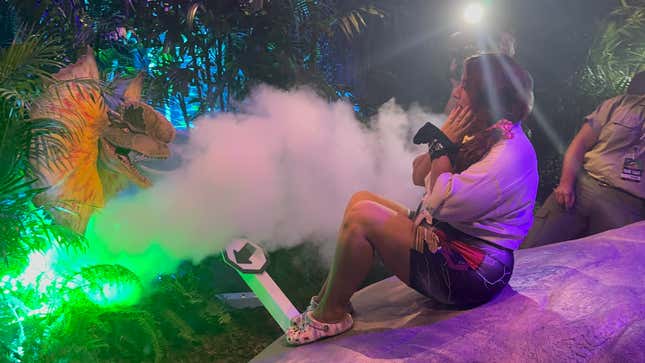 Image for article titled Behold The Throne of Photo Ops at the Jurassic Park SDCC Experience