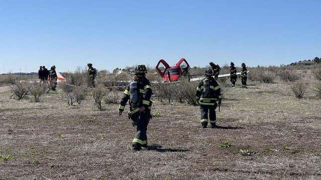 Imagen para el artículo titulado Dos aviones chocaron en el aire y todos los ocupantes salieron ilesos gracias a un paracaídas
