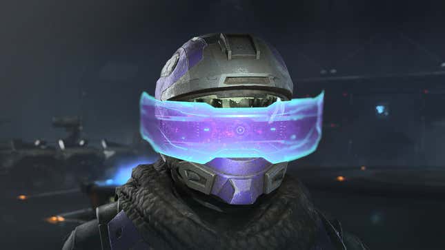 A Spartan wears the off center neon screen visor in Halo Infinite.