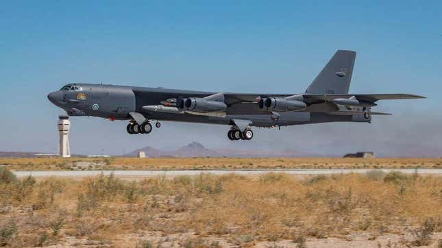 Un B-52H Stratofortress despega de la Base de la Fuerza Aérea Edwards, California, para realizar una prueba de misiles hipersónicos el 8 de agosto de 2020
